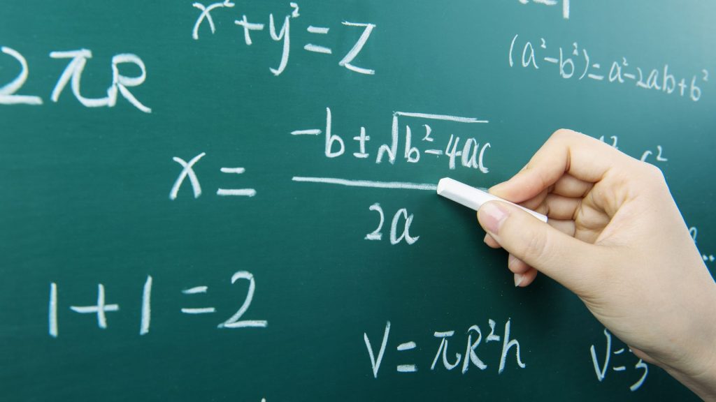 Prépa scientifique ou prépa ECG : que choisir quand on aime les maths ?